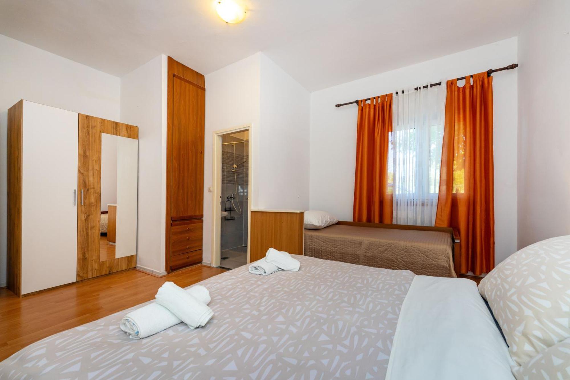 Apartmani Tinka Starigrad Paklenica Exterior photo
